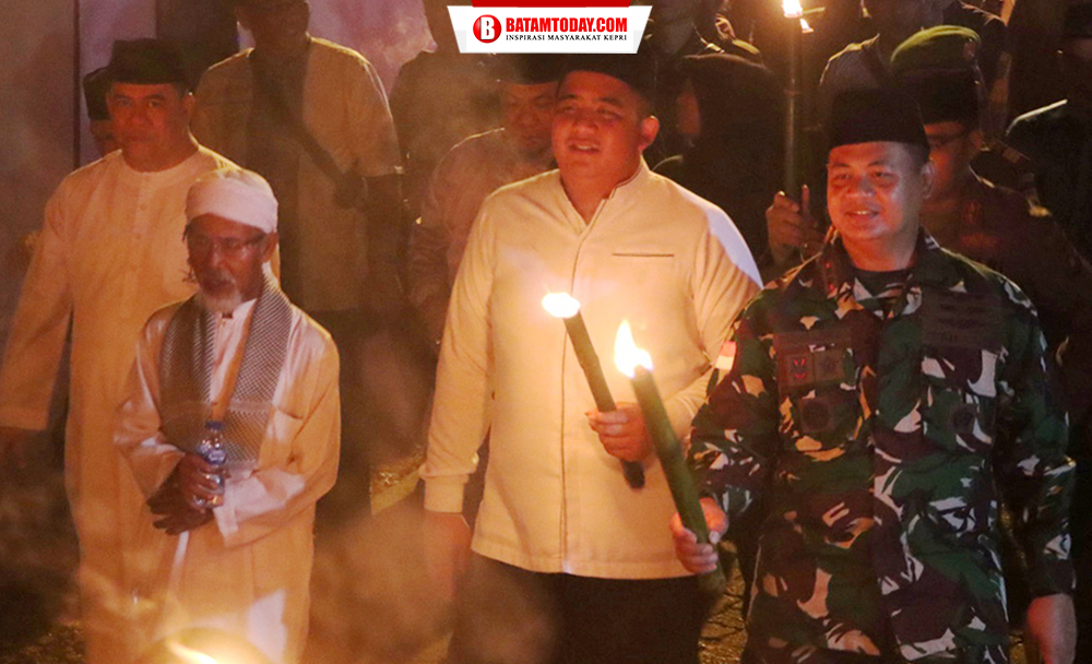 Bupati Bintan, Roby Kurniawan saat ikut pawai obor takbir keliling bersama masyarakat